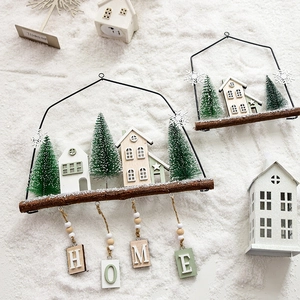 Decoración navideña nórdica de madera con letras home y mini pino sobre la nieve