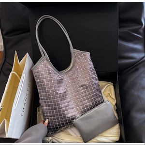 Makroaufnahme der grauen Strass-Gitter-Tote-Bag mit passender Münztasche in Geschenkbox