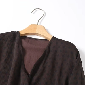 Braune Polka-Dot-Bluse mit Plissee-Chiffon-Stoff und V-Ausschnitt am Holzbügel