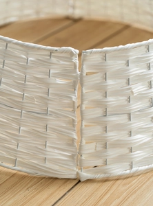 Vue détaillée du pied de sapin de Noël en blanc tressé avec texture artisanale épurée