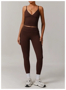 Détail d'un ensemble de yoga taille haute avec haut décolleté en V et legging de compression