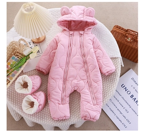 Dettaglio della tutina invernale trapuntata rosa con cappuccio con orecchie e scarpine