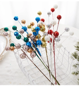 Detail von glitzernden Weihnachtsbeeren-Zweigen in einem Korb für festliche Tischdeko