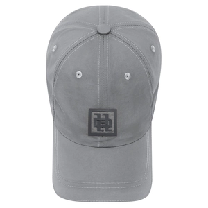 Berretto sportivo grigio ad asciugatura rapida con cuciture riflettenti e patch con logo