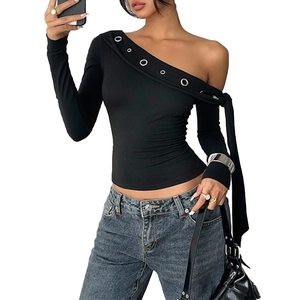 Sexy schwarzes Off-Shoulder Langarmshirt für Damen mit dekorativem Metallring