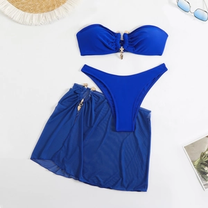 Ensemble bikini bleu trois pièces avec haut bandeau, paréo en résille et boucles en métal doré