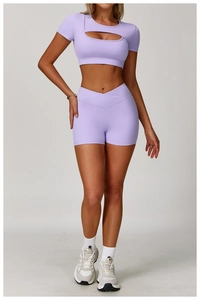 Dettaglio del set yoga lavanda con top cut-out e pantaloncini a compressione con vita a V