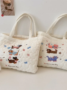 Sac à main matelassé en forme de cœur avec broderies de chats et de chiens