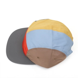 Vue de dessus d'une casquette colorée à séchage rapide et à bord plat pour l'extérieur