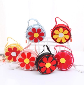 Collezione di borse a tracolla a fiori per bambini in sei colori su rete bianca