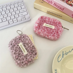 Dettaglio di portamonete in peluche leopardato con portachiavi in rosa e viola