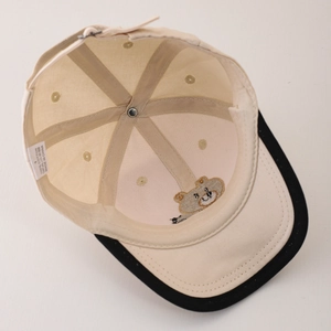 Casquette de baseball beige pour bébé avec broderie ours et doublure en 100% coton