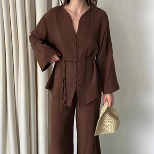 Set due pezzi marrone a pieghe con camicia scollo a V e pantaloni con cintura abbinata