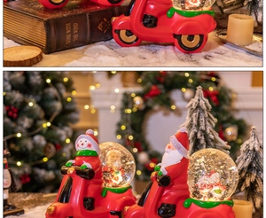 Détail macro d'une boule à neige moto du Père Noël avec lumières de fête décoratives