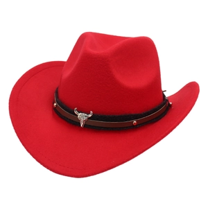 Cappello da cowboy western in feltro rosso con testa di toro in metallo e cinturino in pelle