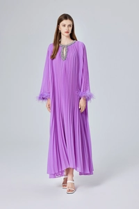 Détail de la robe plissée violette avec encolure perlée de cristal et poignets en plumes