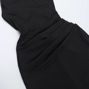 Gros plan sur les détails plissés élégants et la texture froncée de cette robe de soirée