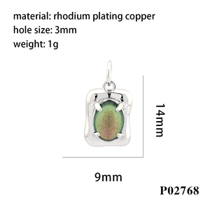 Dettaglio del ciondolo in rame rodiato con cristallo verde con dimensioni 14x9mm