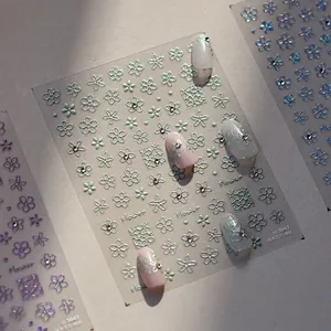 Autocollants nail art fleurs avec lignes vert menthe et cristaux pour décor de manucure