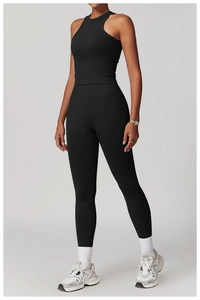 Vue d'ensemble de l'ensemble de sport noir sans couture avec haut dos nageur et legging