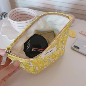 Dettaglio pochette in cotone a fiori con fodera interna e spazio per trucchi e oggetti