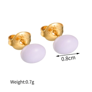 Détails d'une petite boucle d'oreille dorée en acier inoxydable avec émail violet