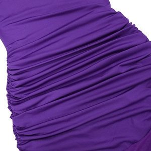 Dettaglio macro del tessuto arricciato viola e della trama elastica dell'abito attillato