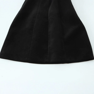 Robe courte noire avec ourlet évasé et fines bretelles en tissu suédé mat de qualité
