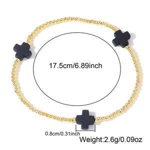 Bracciale minimalista con perline dorate, ciondoli a croce neri e dettagli sulle misure