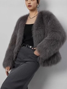 Manteau chic en fausse fourrure gris foncé avec col en V et design court tendance