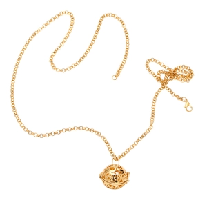 Détail du pendentif médaillon géométrique doré ajouré et de sa chaîne fine