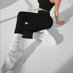 Ensemble de yoga sans couture côtelé taille haute avec haut court noir et legging de sport