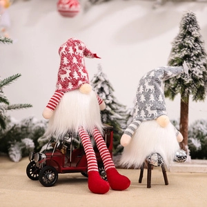 Leuchtende Weihnachtsgnome im Set mit roten Streifen und Rentier-Mustern auf festlicher Deko