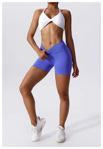 Detail der königsblauen High-Waist Yoga-Shorts mit Push-up-Effekt und nahtlosem Bund