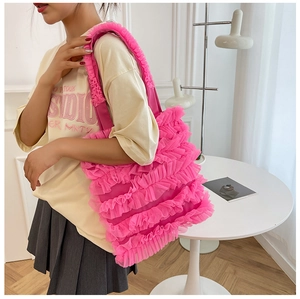 Détail du cabas en tulle rose avec volants superposés et bandoulière plissée large