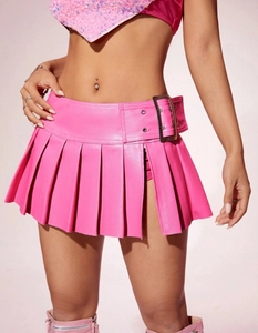 Détail de la mini-jupe plissée en PU rose avec ceinture à boucle carrée et texture cuir