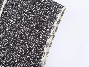 Dettaglio del tessuto trapuntato con stampa paisley e bordi a contrasto su gilet