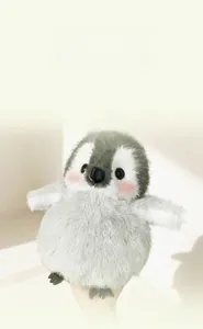 Nahaufnahme von Pinguin-Plüschtier zeigt die flauschige grau-weiße Stofftextur