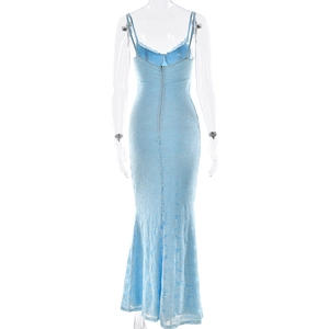 Détail d'une robe longue en dentelle bleue avec fermeture éclair et ourlet sirène