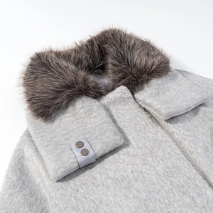 Manteau d'hiver gris clair avec un grand col en fourrure et fermeture éclair en argent