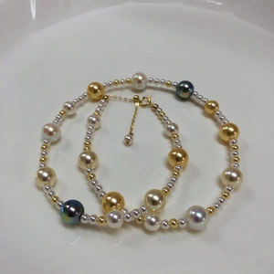 Detail of adjustable 925 silver necklace set with colorful Akoya pearls and gold beads