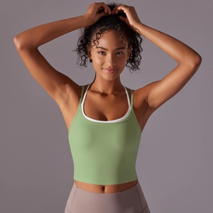 Détail du dos croisé et du design multicouche sur le soutien-gorge de yoga vert