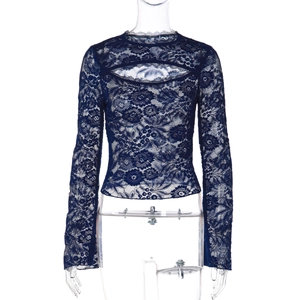 Detailopname van donkerblauwe kanten top met bloemenpatroon en uitsparingen