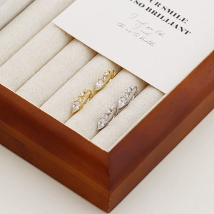 Nahaufnahme von gold- und silbernen S925 Sterlingsilber-Ohrringen mit Kristallen