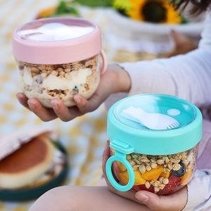 Portable oatmeal breakfast cups with lids and spoons for yogurt, fruit and cereal