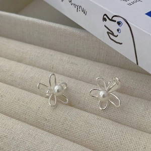 Vintage 925 sterling silver floral stud earrings with natural freshwater pearls