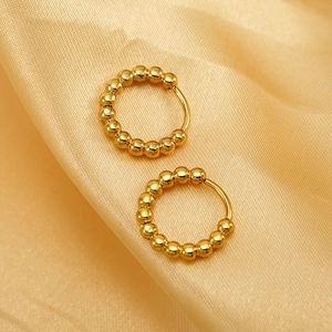 Boucles d'oreilles créoles perlées dorées avec finition métallique pour accessoire femme
