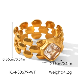 Détail de la bague chaîne dorée avec zircon blanc carré et dimensions précises