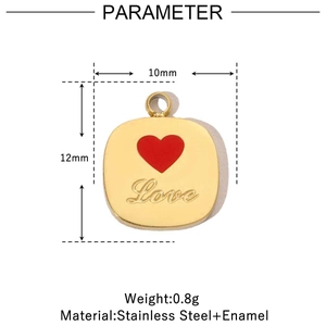 Détail d'un pendentif carré doré de 10mm avec cœur en émail rouge et gravure Love
