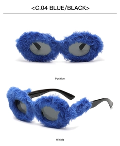 Vue de face et à 45 degrés de lunettes de soleil ovales bleues à monture en fourrure